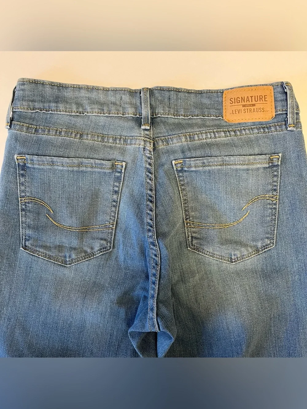 Womens Levis Size 2 Mid-Rise Capri jeans Cuffed Stretch Cuffed Signature Gold
